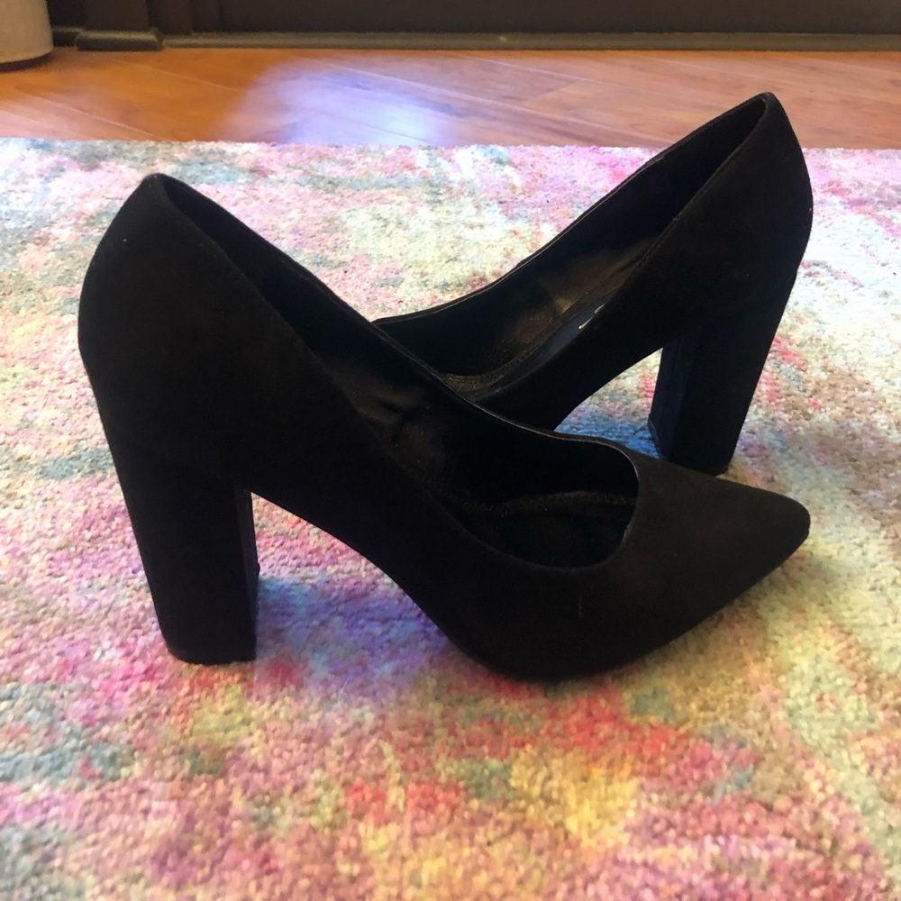 Black pumps